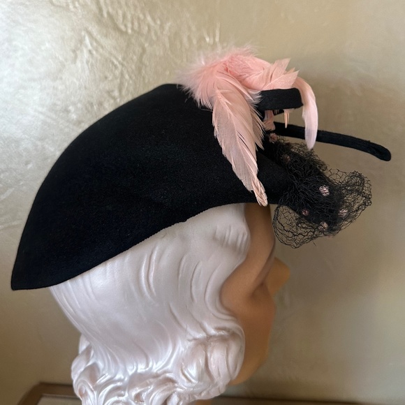 GLAMOROUS 1940s\' BLACK FELT HAT WITH POIINTY FRONT + PINK FEATHERS & DOTTED VEIL main image 12